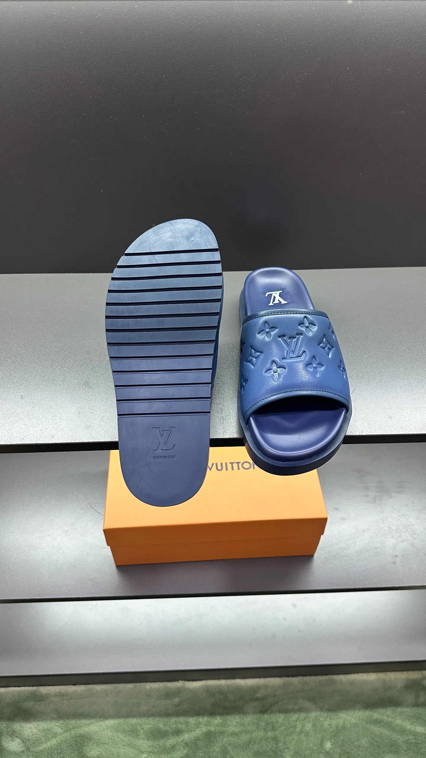 [L Home] P: 300💰Size: 38-45 Top purchasing lv men's summer slippers, classic presbyopia with soft real leather lining, unique color splicing effect, distinctive personality, fashionable and trendy essential style, light and comfortable. Lightweight and tough rubber insole, micro ridged foam outsole, super comfortable!